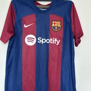 FC Barcelona home kit 23/24 - Helt ny, lappen sitter kvar och har inte använd tröjan en enda gång. Skiva bild på den tröjan du vill ha på min Instagram Jersey_store_1