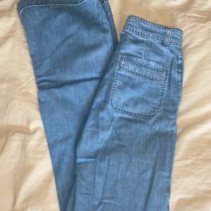 Filippa K jeans, inga tecken på användning!✨ high waist. Snygga svarta sömmar. Perfekt i längden för mig som är 174. Hör av dig om du har frågor eller är intresserad! ✨
