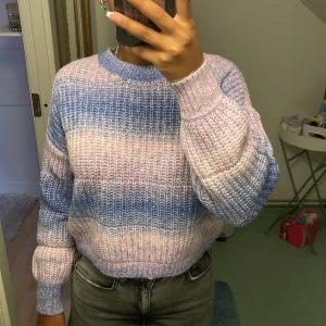 Stickad tröja  - Säljer denna helt nya stickade tröjan från Vero Moda, är i storlek XS men passar mig som brukar ha S/M🫶🏽😍 priset går att diskutera❤️