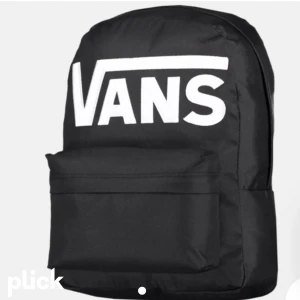 Ryggsäck  - Ryggsäck från vans i bra skick med en framficka med organizer, fack på utsidan samt insidan, mått 42x32x12 🦋 hör av er vid minsta intresse eller fundering 💓