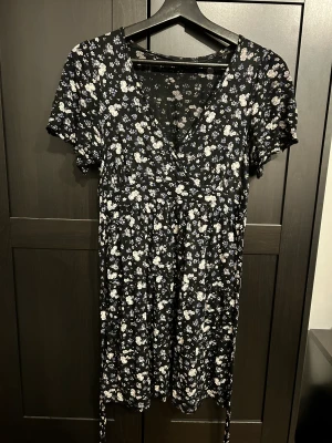 Blommig klänning - Kolla gärna in mina andra inlägg, allt på gratis frakt nu💗  Blommig klänning från Lindex, väldigt fin och går att knyta i midjan med två band som sitter fast, går ungefär till mitten av låren på mig. Skickar gärna fler bilder 