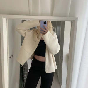 Begie jacka/kofta - Begie jacka/kofta från Åhléns i storlek M. Är normalt sett en Xs/s så M är oversize på mig.