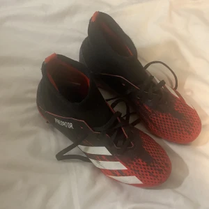 Fotbolls skor för pojkar  - Har använts ett fåral gånger men har inga skador.