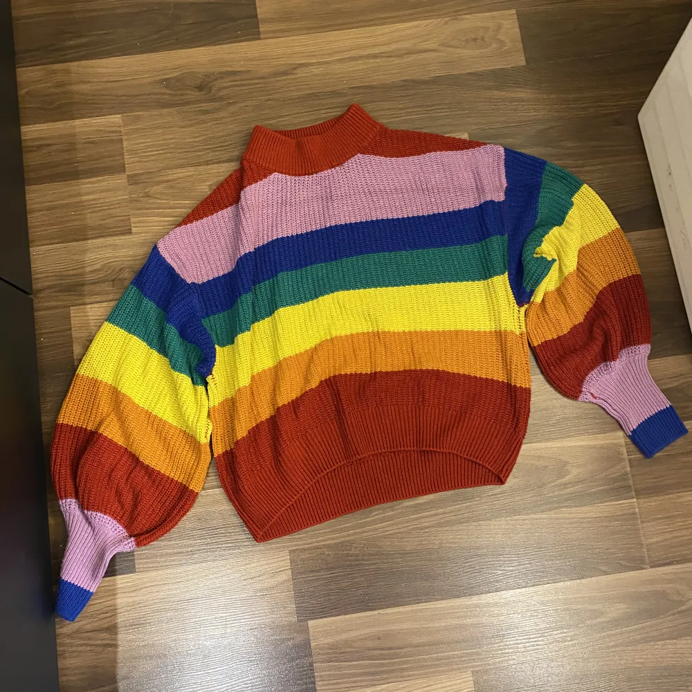 Säljer nu min älskade regnbågsfärgade stickade tröja! Skriv för mer info eller fler bilder. Kan mötas upp i Avesta eller Västerås.. Stickat.