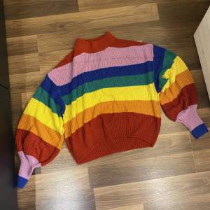 Säljer nu min älskade regnbågsfärgade stickade tröja! Skriv för mer info eller fler bilder. Kan mötas upp i Avesta eller Västerås.