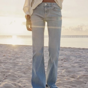 Zara jeans - Säljer mina super snygga zara jeans som är slutsålda! Nypris 399 kr. Dem är använda max 2 gånger och är i super bra skick, vid intresse kan jag skicka flera bilder😃 Pris kan diskuteras☀️