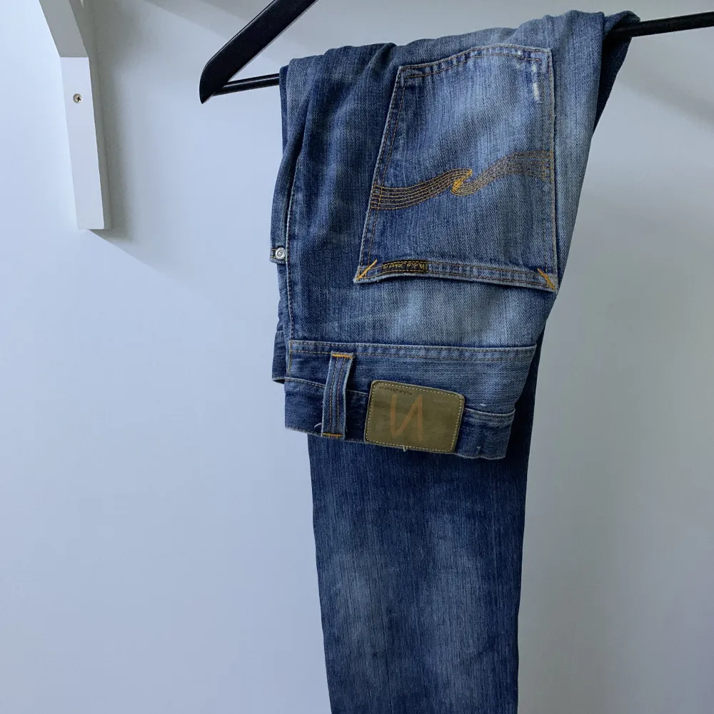Säljer dessa skitsnygga nudie jeansen, skicket på byxorna är grymt (obs: allt slitage på byxorna är hur dem ser ut, alltså inga defekter). Köptes för 1800 kr. Kom dm vid frågor och annat. Jeans & Byxor.