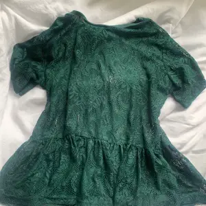 Superfin emerald grön enomskinlig tröja. Knappt använd och inga defekter.