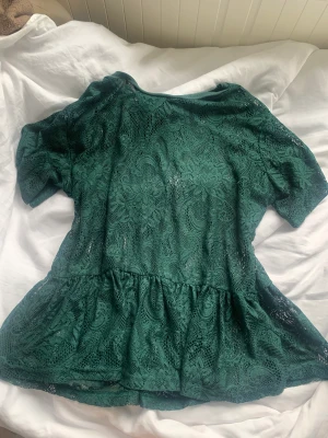 Genomskinlig spetstopp - Superfin emerald grön enomskinlig tröja. Knappt använd och inga defekter.