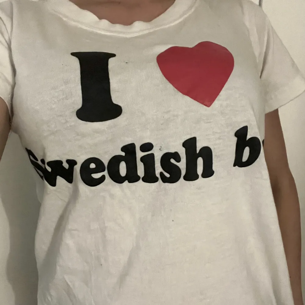 I love swedish boy T-shirt i storlek xxs men passar även S och M. T-shirts.