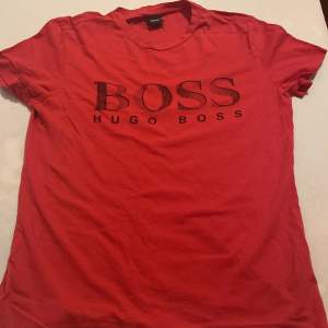 Säljer min Hugo boss T-shirt för 350 äkta inte använd bara varit i skåpet storlek s