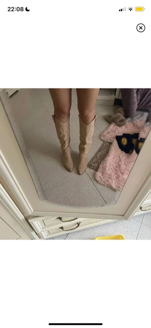 Stövlar 39 - Säljer dessa beiga cowboy boots eftersom de tyvärr inte kommer till användning. Bilderna är lånade av tjejen jag köpte de av, skriv för fler bilder.  Hon sålde de i nyskick och jag har använt dom 1 gång så typ i nyskick🫶🏼🤍 Pris kan diskuteras!