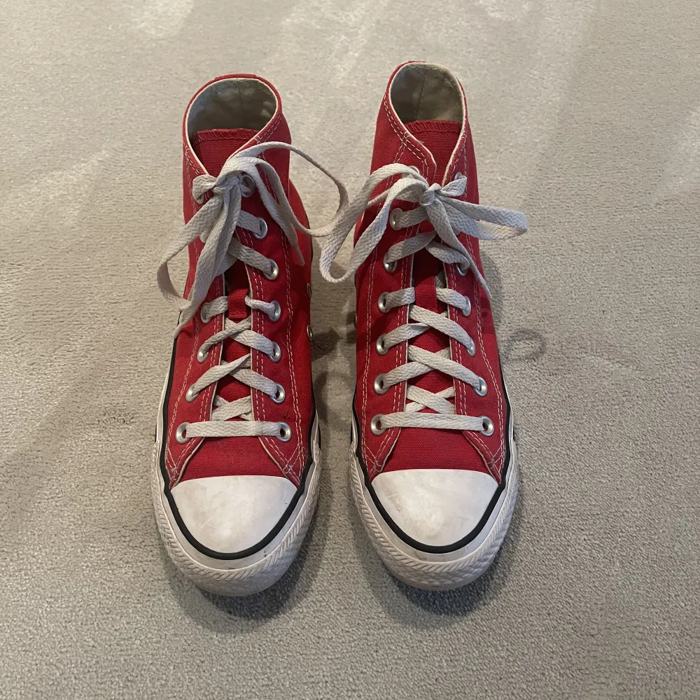 Röda converse skor.❤️ Så snygga!!!👌🏼👌🏼 Bra skick😽😽. Skor.