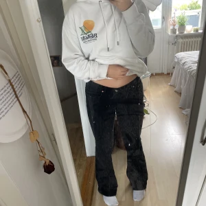 Low waist Bootcut jeans  - Jag säljer nu mina super snygga low waist bootcut jeans som är helt perfekta inför hösten! Säljer då jag fått dubbletter av dom. Jeansen är använda fåtal gånger, men eftersom dem är lite för långa för mig är de lite slitna nere vid fötterna. (Jag är 166)🥰