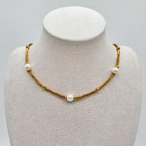 Unik handgjort halsband. Material-Mineral Hematit, glas pärlor, rostfritt stål. Nickel fri. Längd: 42cm, 140kr