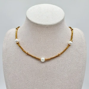 Handgjort halsband  - Unik handgjort halsband. Material-Mineral Hematit, glas pärlor, rostfritt stål. Nickel fri. Längd: 42cm, 140kr