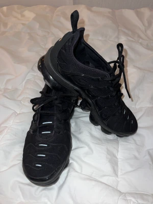 Nike Vapormax - Säljer mina Nike Vapormax i storlek 41! Använda några fåtal gånger så de är i väldigt bra skick. Kan även fraktas men då står köparen för fraktavgiften. 