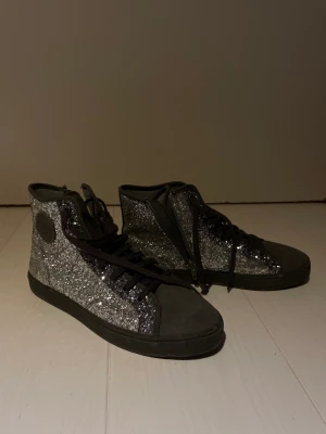 Ascoola skor! - Höga sneakers från Esprit! Storlek 40. I princip helt oanvända🥰