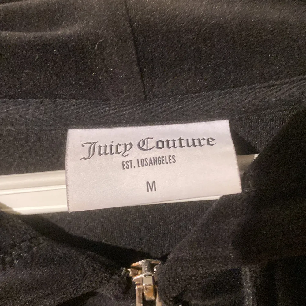 Svart Juicy Couture tröja i storlek M. Köpt för 1200 men säljs för 500. Använd ett par gånger, helt okej skick💓 skriv priv om du vill köpa🫶 summa  av frakt säger jag vid köp💋priset kan även diskuteras mer sen.. Tröjor & Koftor.