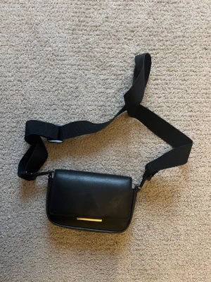 Väska  - Liten väska från h&m 