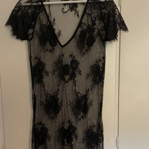 Klänning Gina Tricot  - Fin klänning från Gina Tricot. Den är lång men syns inte på bild, skriv för fler bilder!