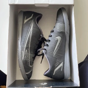Nike inomhusfotbollsskor  - Helt nya Nike mercurial inomhusfotbollsskor, oanvänd. Skick 10/10. Säljer på grund av den är liten. Köpte för 750 o säljer för 350 + fri frakt 
