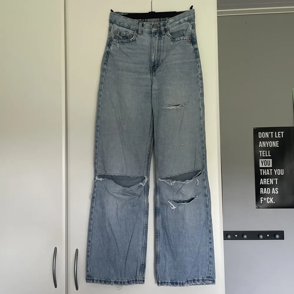 Ett par blåa jeans i storlek 25/30. Har gått sönder i två ”skärphållare” men det syns knappt. Säljer då de inte används så mycket längre. Har en till bild (av baksidan) ❤️. Jeans & Byxor.