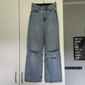 Ett par blåa jeans i storlek 25/30. Har gått sönder i två ”skärphållare” men det syns knappt. Säljer då de inte används så mycket längre. Har en till bild (av baksidan) ❤️