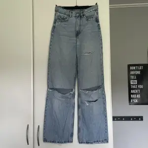 Ett par blåa jeans i storlek 25/30. Har gått sönder i två ”skärphållare” men det syns knappt. Säljer då de inte används så mycket längre. Har en till bild (av baksidan) ❤️