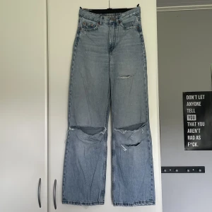 Blåa Jeans - Ett par blåa jeans i storlek 25/30. Har gått sönder i två ”skärphållare” men det syns knappt. Säljer då de inte används så mycket längre. Har en till bild (av baksidan) ❤️