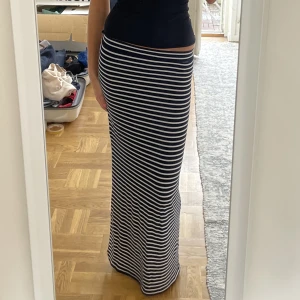 Lågmidjad långkjol - Så snygg lågmidjad långkjol. Marinblå/vitrandig💕 lite nopprig men annars i fint skick🫶🏽