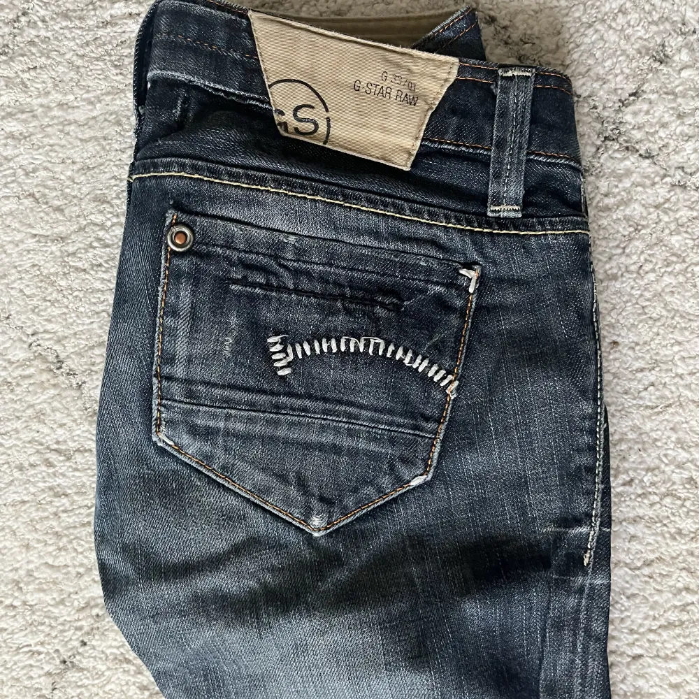 Mörkblåa jeans från g-star som är tyvärr för små på mig !. Jeans & Byxor.