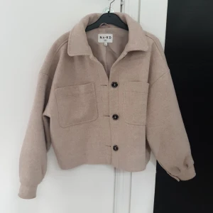 Kort NAKD kappa - Hej säljer min syrras kappa pga att den aldrig kommer till användning nypris 800 och säljer den för 380 i fint skick använd ett fåtal gånger💕💕