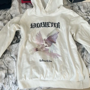 Graphic printed hoodie - En snygg graphic hoodie, bra skick, storlek S