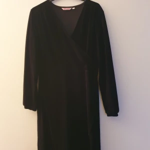 Sammets omlott klänning från indiska Storlek M - Svart sammet omlott klänning från indiska i gott skick storlek M.