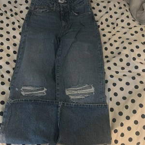 Jeans - Blåa pösiga jeans med hål