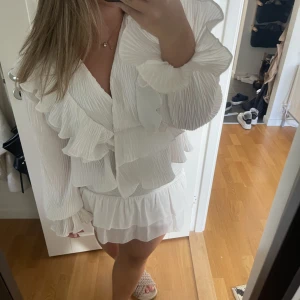 Set - Supergulligt set från nelly, säljer endast båda🤍 kjolen är aldrig använd 