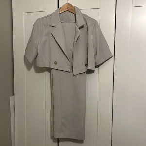 Kostym sett med kort kavaj - Jättefint kostymsett använd endast 2 ggr.  