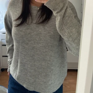 Grå stickad tröja  - Jätte fin men kommer inte till användning 