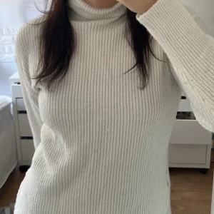 Vit stickad tröja med slits  - Jätte fin men används inte. Har klippt längden själv och slitsarna på båda sidorna. Storleken är borta men om jag minns rätt så va de en m/s. Passar på mig som brukar ha s/m