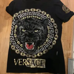 En svart Versace tshirt väldigt fin i bra skick 