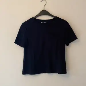 Säljer denna svarta zara T-shirten i storlek s med ficka säljer då den inte kommer till användning har använts 3 gånger skulle säga att den är xs-s är inte oversize