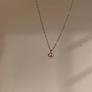 Supergulligt halsband från ur&penn - Jag säljer detta silvriga halsbandet från ur&penn då det inte längre kommit till användning och jag har blivit mer av en guldtjej! Använt få gånger och jag tror inte det finns att köpa längre! Skriv för frågor och intresse! 