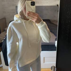 En vit croppad, lurvig och mjuk hoodie