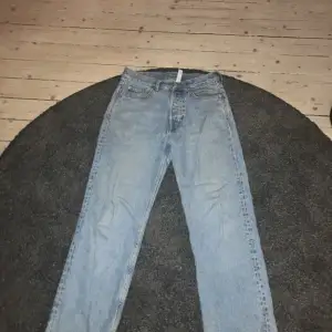 Blåa weekday jeans modell space. Bra skick förutom längst ner (bild 3) men man kan kanske klippa bort lite. Ganska Loose i passformen. Nypris 700 storlek W27 L30