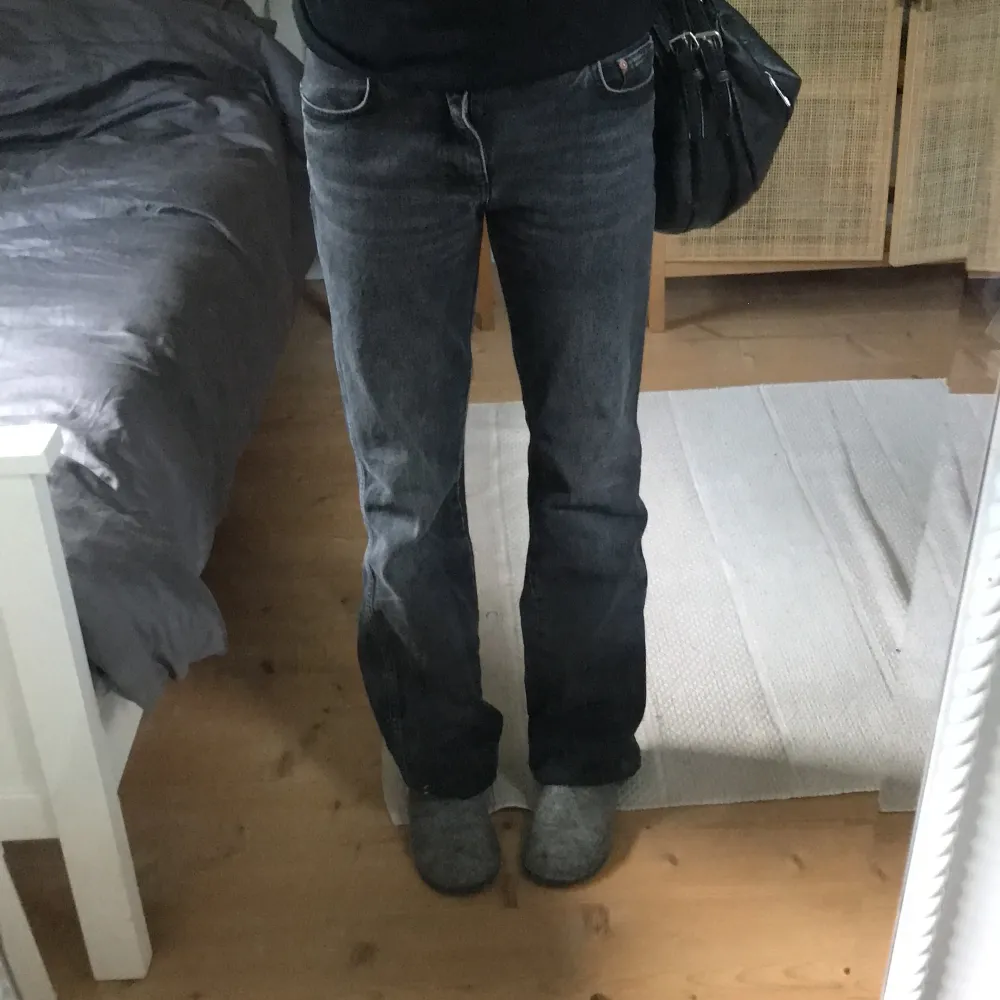 Lågmidjade Jeans från zara i str 34❤️ svarar gärna på frågor. Jeans & Byxor.