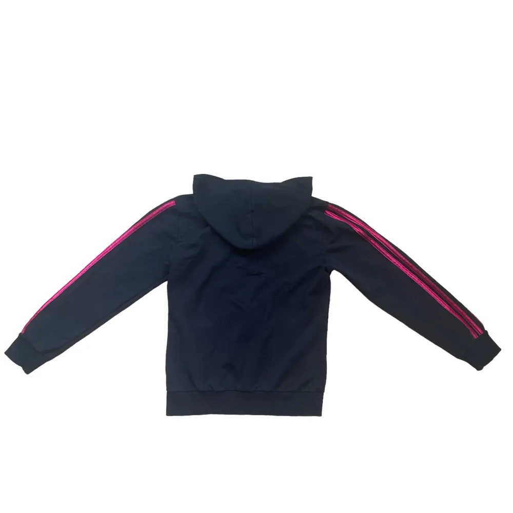 Säljer denna svarta hoodie med rosa detaljer💓Plagget har tecken på användning och saknar snören samt smycket till dragkedjan(se bild 3) därav det låga priset🤍DMa mig för eventuella mått eller frågor! Läs igenom annons/bio noggrant❣️. Hoodies.