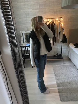 Väst - Dun väst, storlek L men passa mig perfekt som har s vanligtvis.🥰 (nyskick)