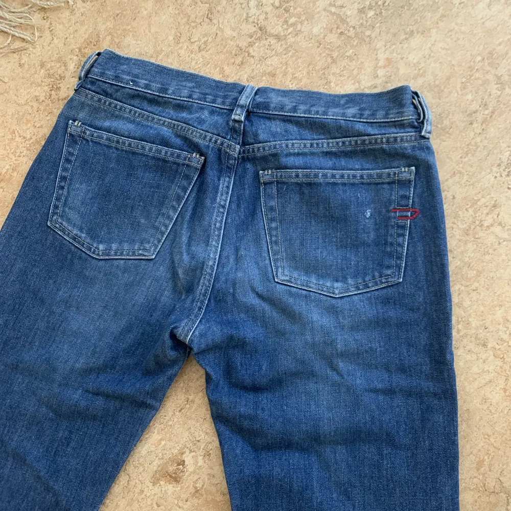 Skitsnygga jeans från Diesel, de är lågmidjade och något boot cut. De ultimata Y2K jeansen helt enkelt! Säljer pga tyvärr för små 😭😭😭. I väldigt bra skick utan synligt slitage! Dem för fler bilder. . Jeans & Byxor.