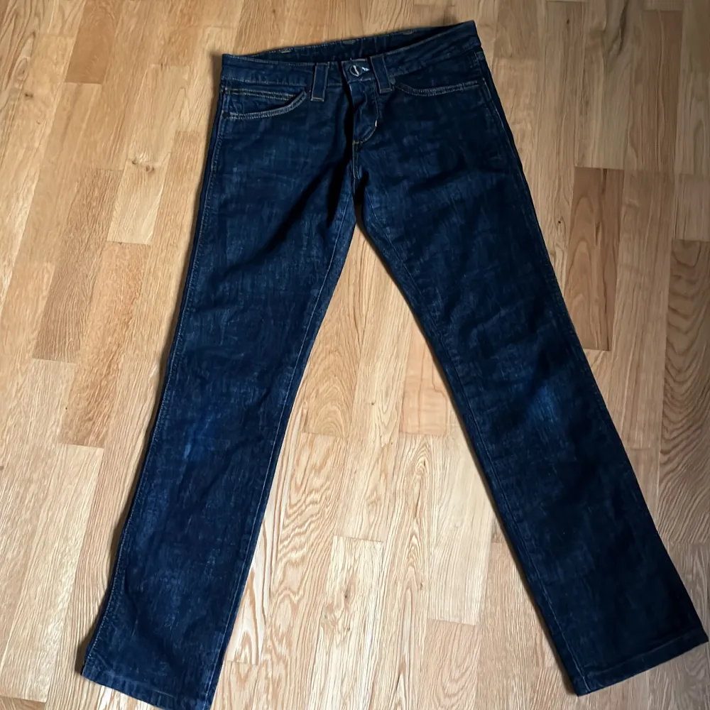 Skit snygga låg midjade jeans. Köpta på wrangler. Dom är i jätte bra skick. Storlek XS-S. Säljer pga att dom är för små💕. Jeans & Byxor.